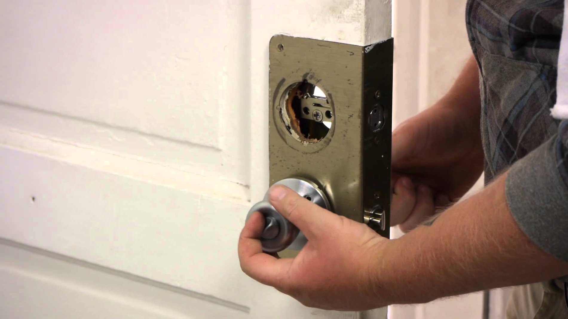 Door knob & deadbolt key change and lock repair service